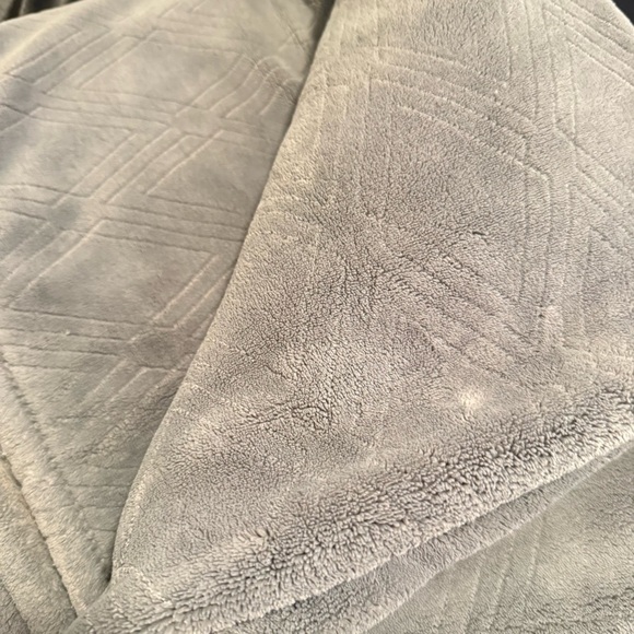 Monte & Jardin Geometric Patterned Throw Blanket 70x60’inch ultra plus textured - Picture 8 of 9